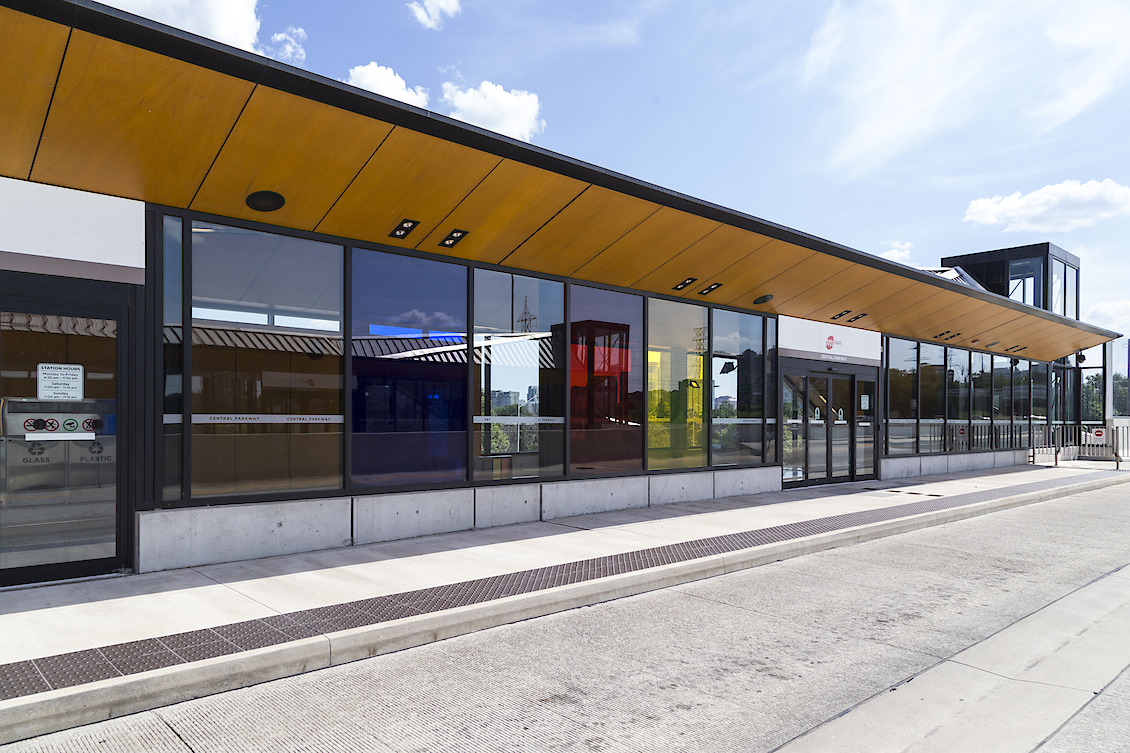 Building Colour, Mississauga MiWay, Central Parkway station