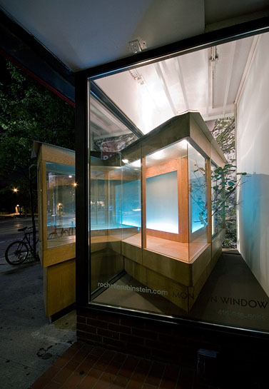 Vagabond Vitrine, 2010, side view at night
